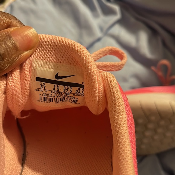 Pink with a gray swoop - Picture 3 of 3